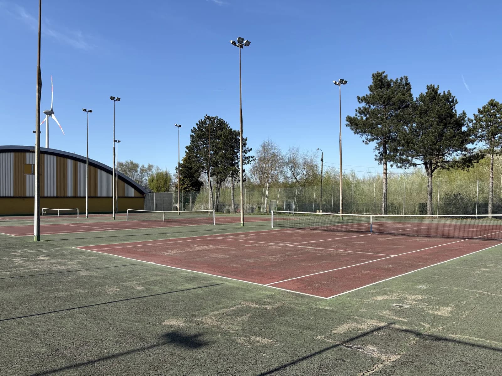 Les trois courts extérieurs du Tennis Club Halluin